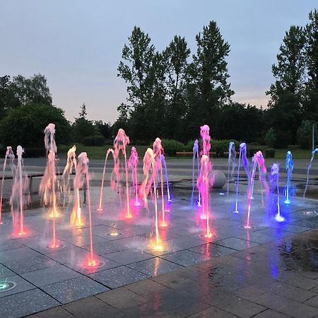Dom Rodzinny przy Parku: 4-pokojowy z Biurem i Kominkiem Pila Exterior photo